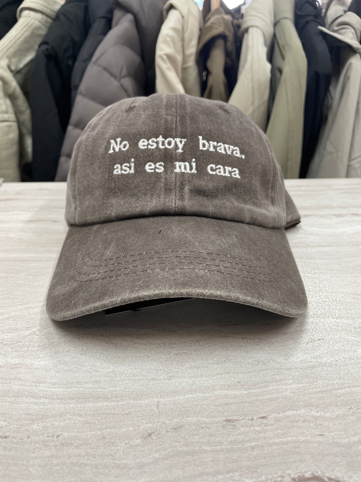 GORRA “NO ESTOY BRAVA, A SÍ ES MI CARA”