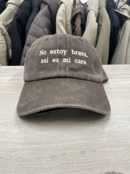GORRA “NO ESTOY BRAVA, A SÍ ES MI CARA”