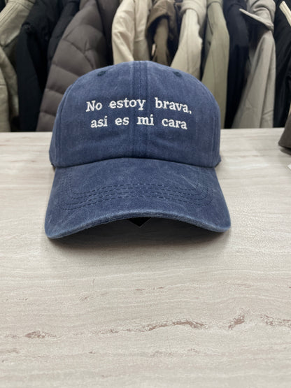 GORRA “NO ESTOY BRAVA, A SÍ ES MI CARA”