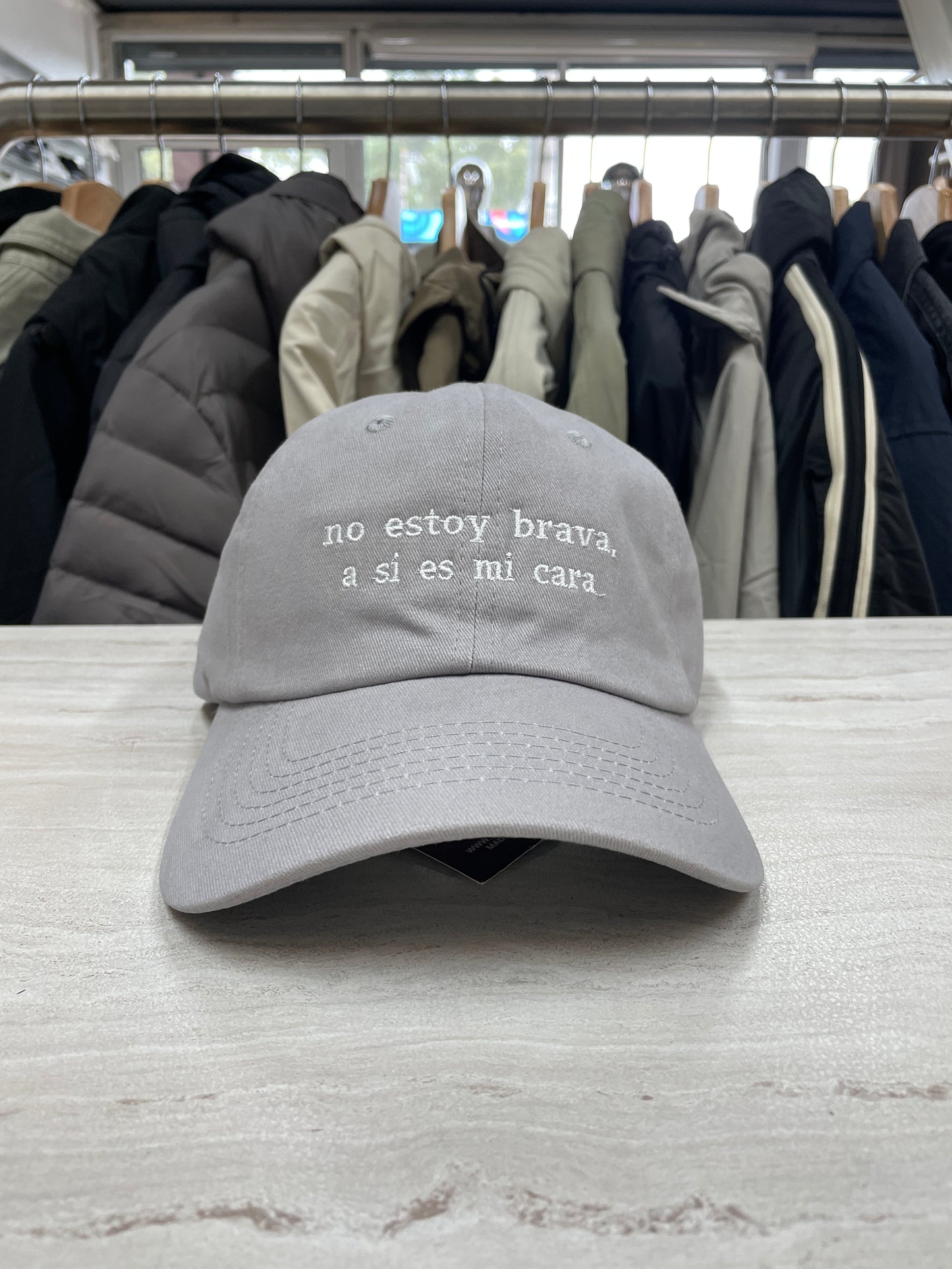 GORRA “NO ESTOY BRAVA, A SÍ ES MI CARA”