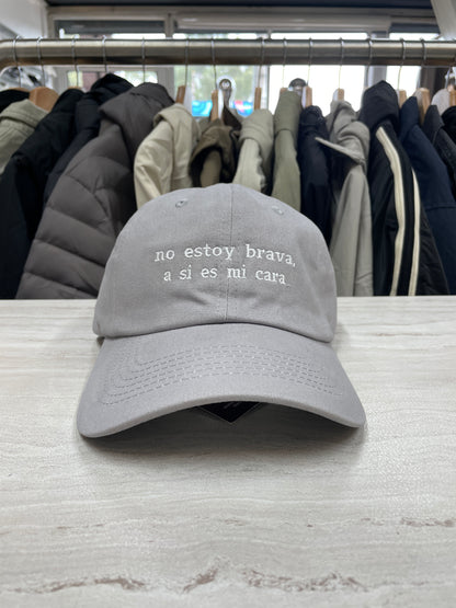 GORRA “NO ESTOY BRAVA, A SÍ ES MI CARA”