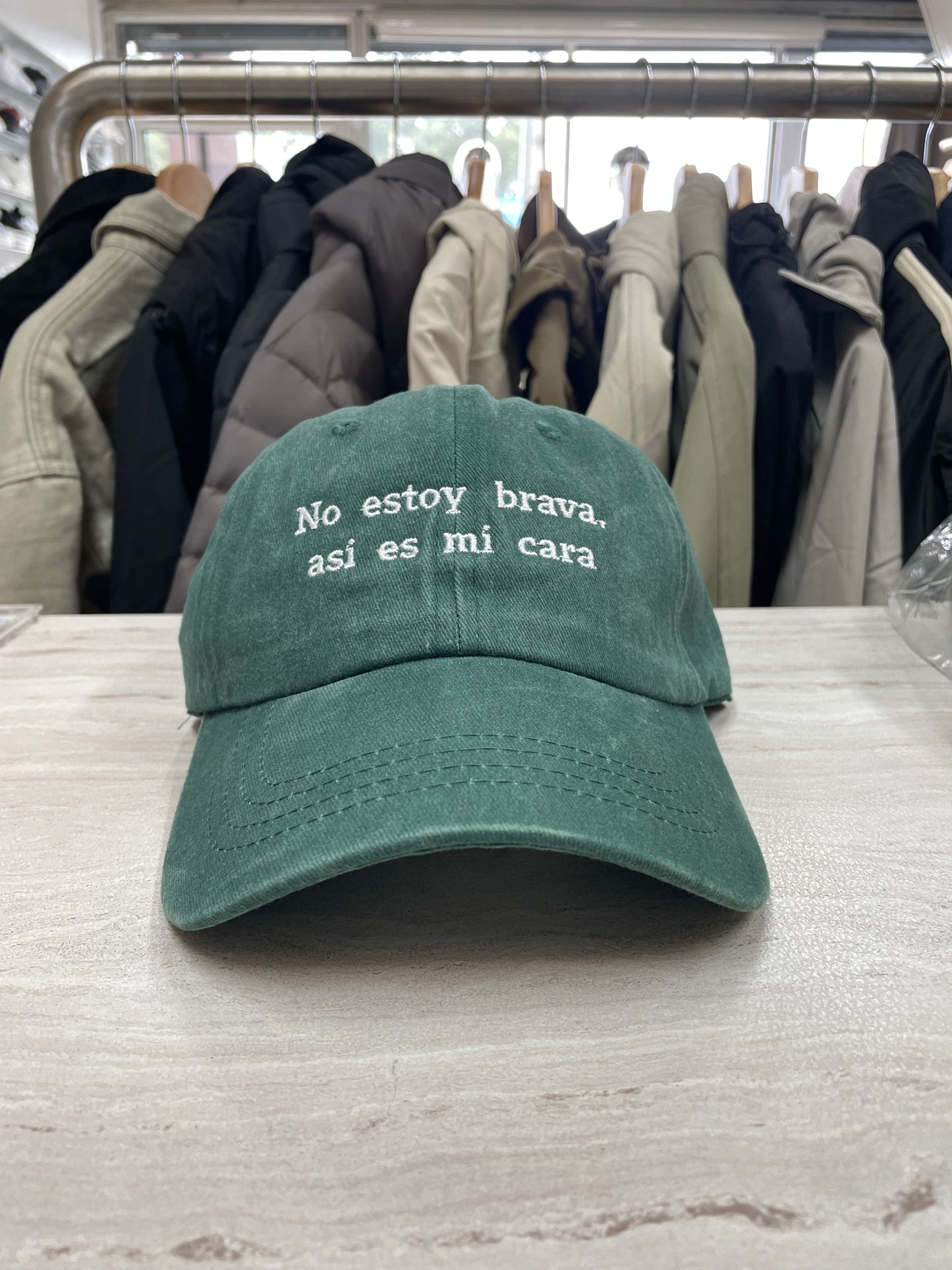 GORRA “NO ESTOY BRAVA, A SÍ ES MI CARA”