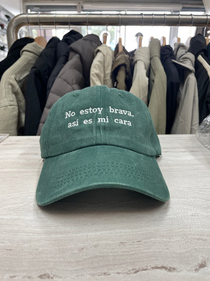 GORRA “NO ESTOY BRAVA, A SÍ ES MI CARA”