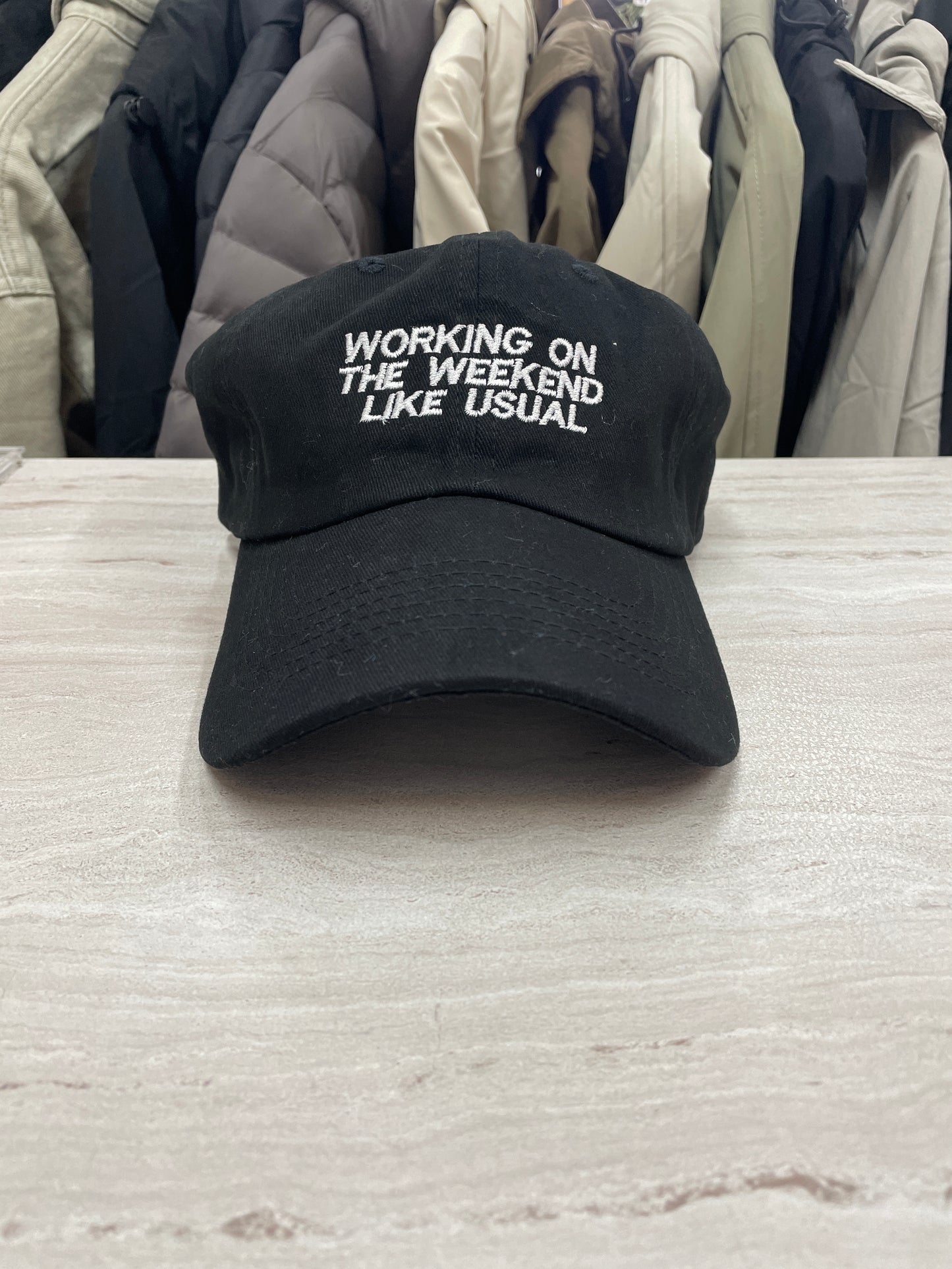 GORRA “WORKING ON THE WEEKEND LIKE USUAL”