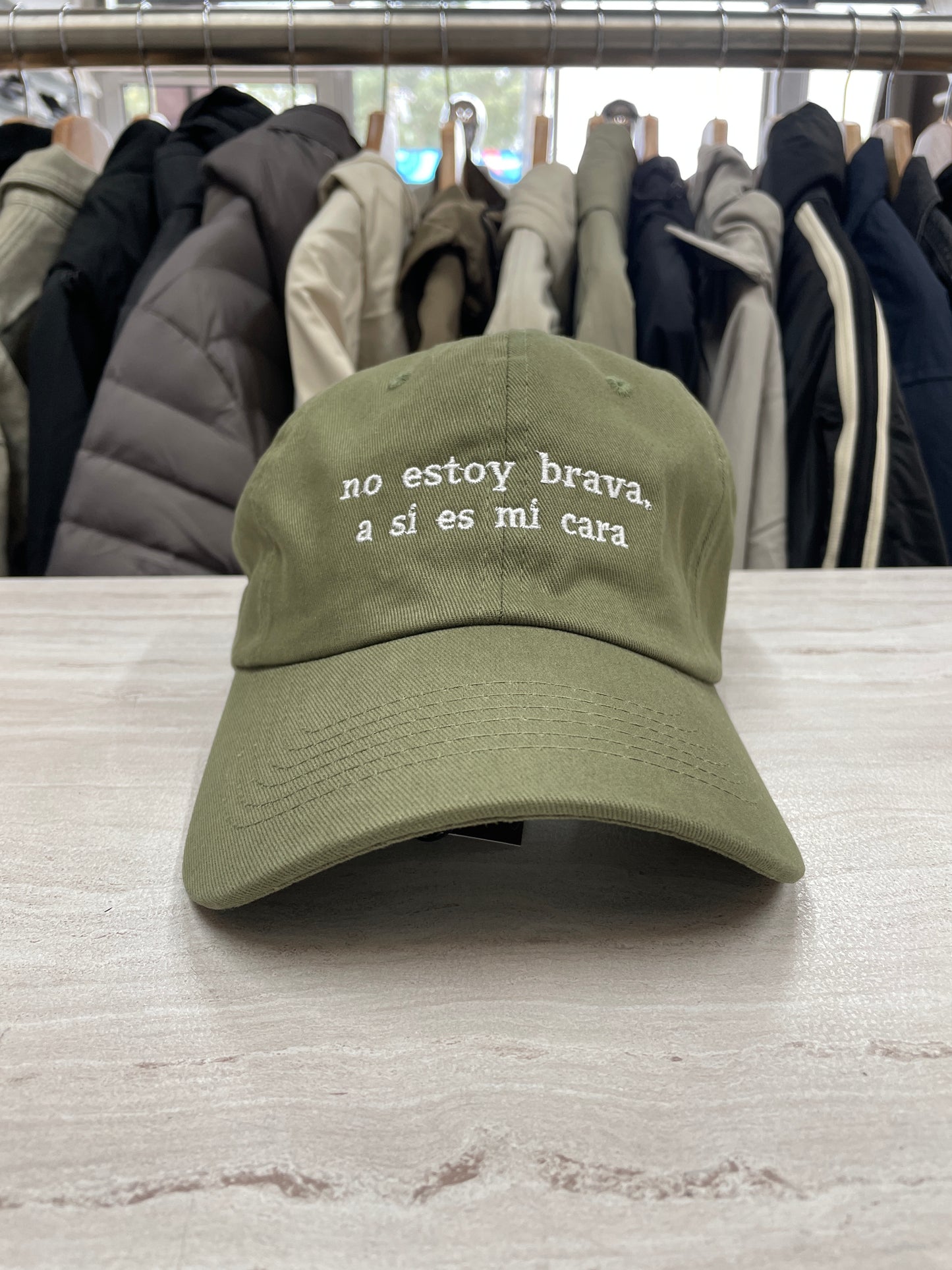 GORRA “NO ESTOY BRAVA, A SÍ ES MI CARA”