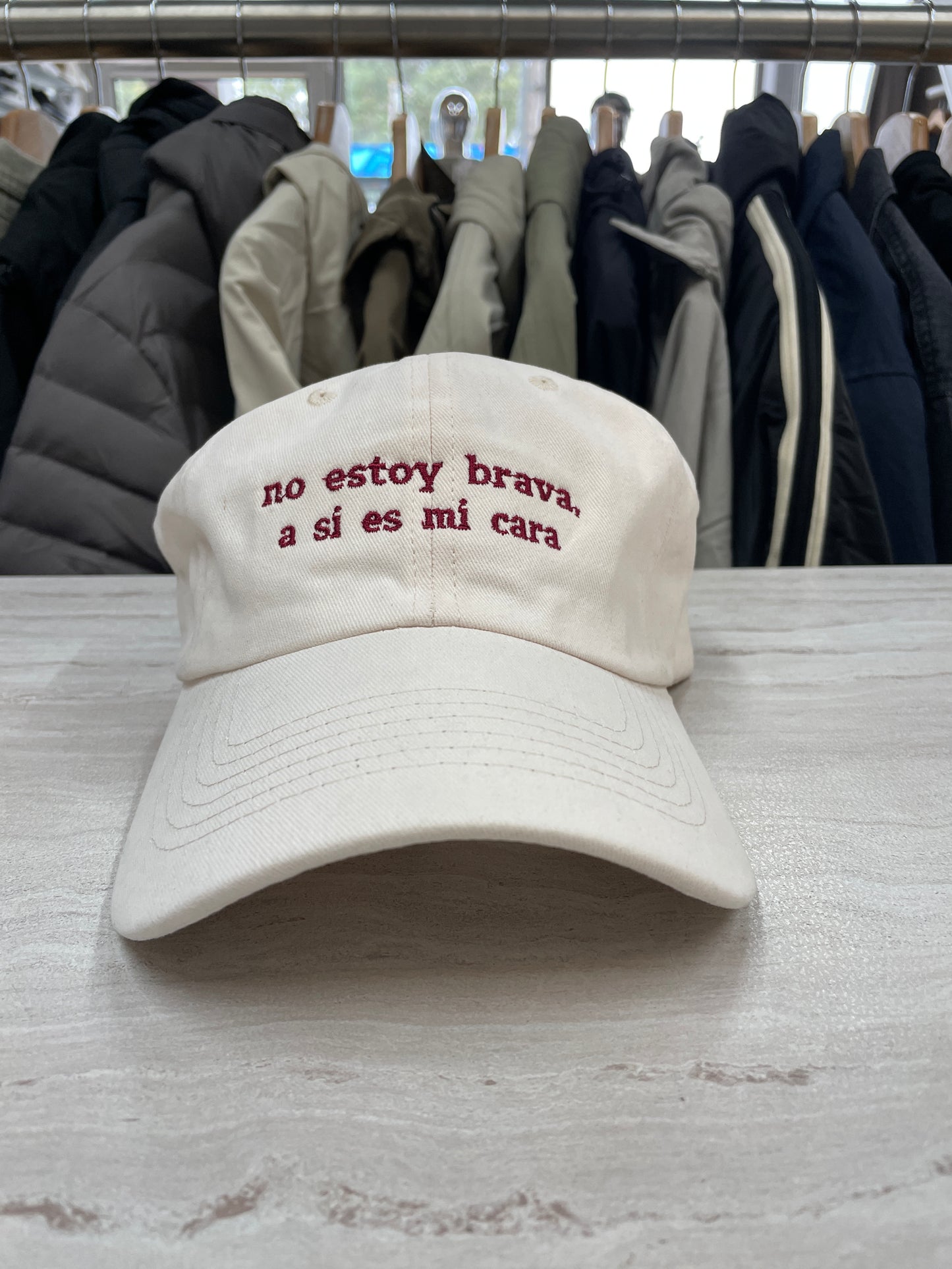 GORRA “NO ESTOY BRAVA, A SÍ ES MI CARA”
