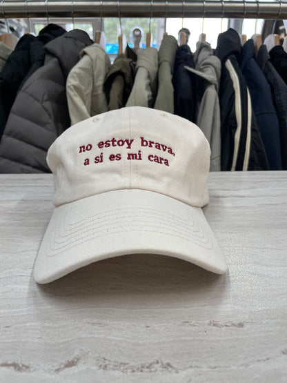 GORRA “NO ESTOY BRAVA, A SÍ ES MI CARA”