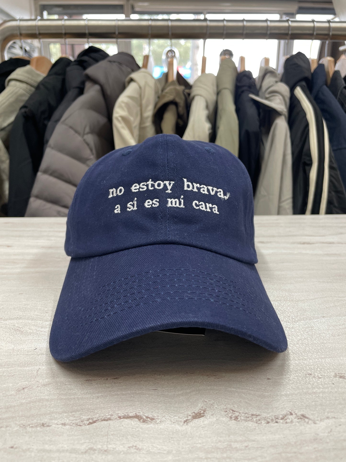 GORRA “NO ESTOY BRAVA, A SÍ ES MI CARA”