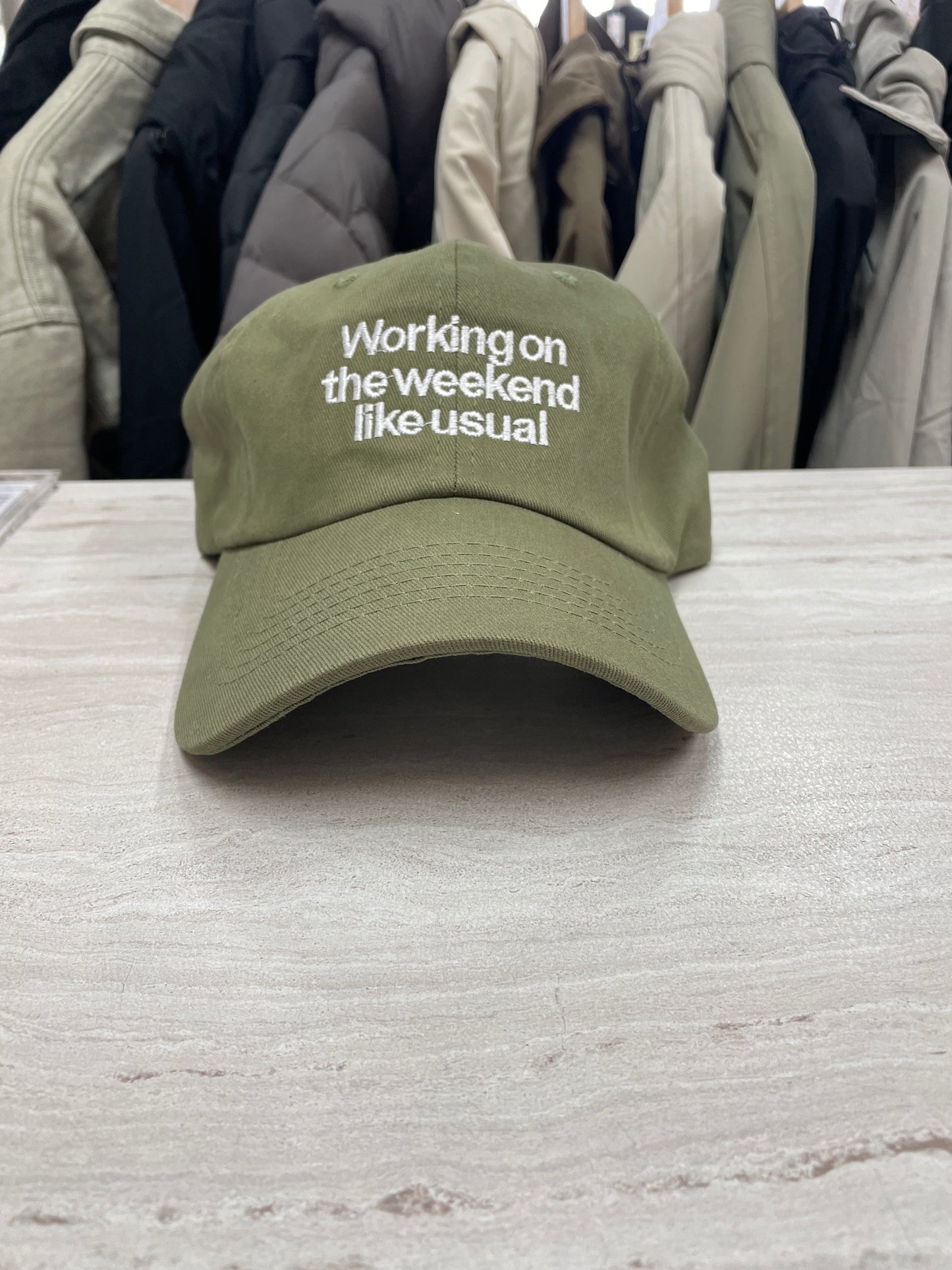 GORRA “WORKING ON THE WEEKEND LIKE USUAL”