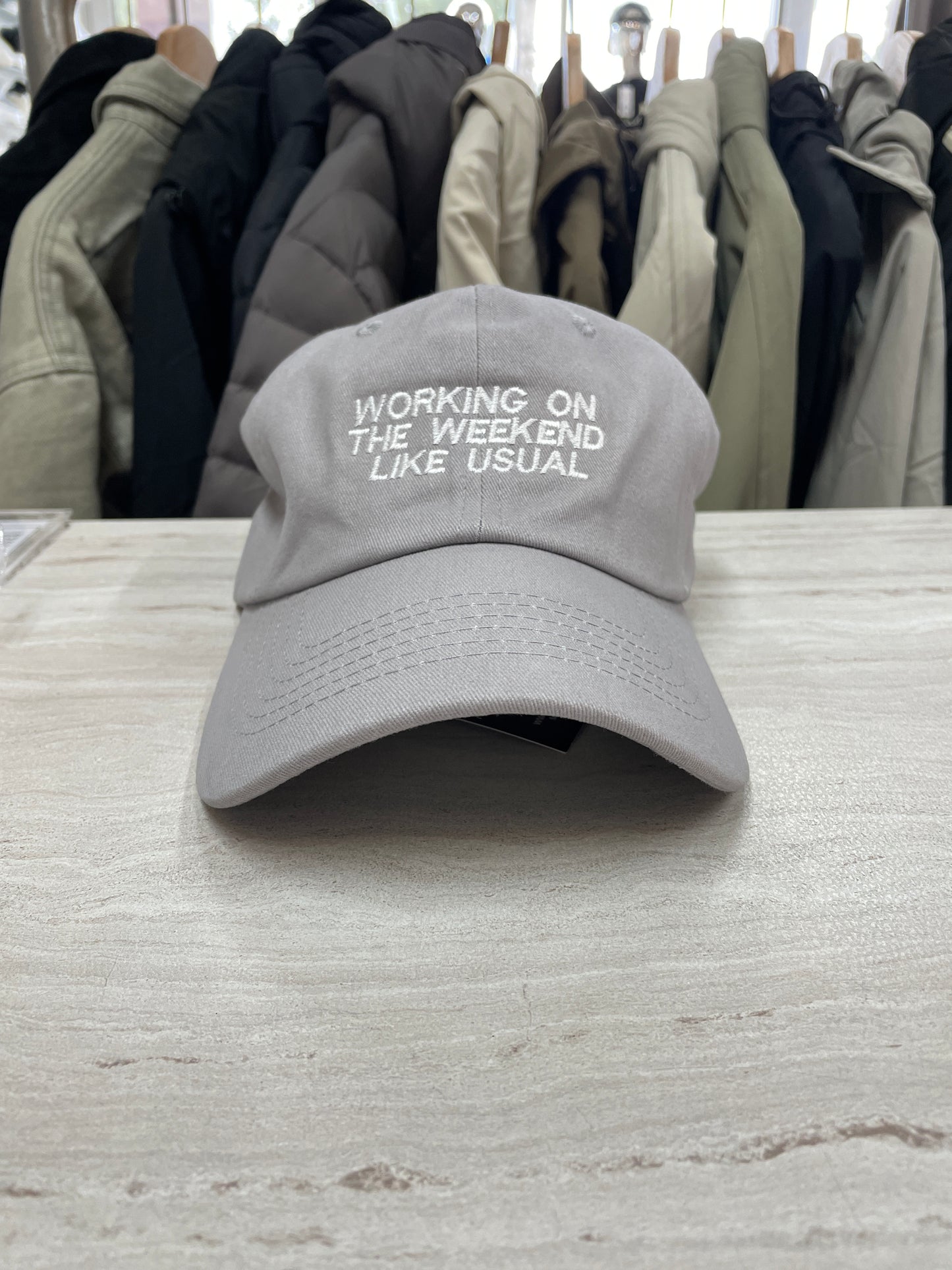 GORRA “WORKING ON THE WEEKEND LIKE USUAL”