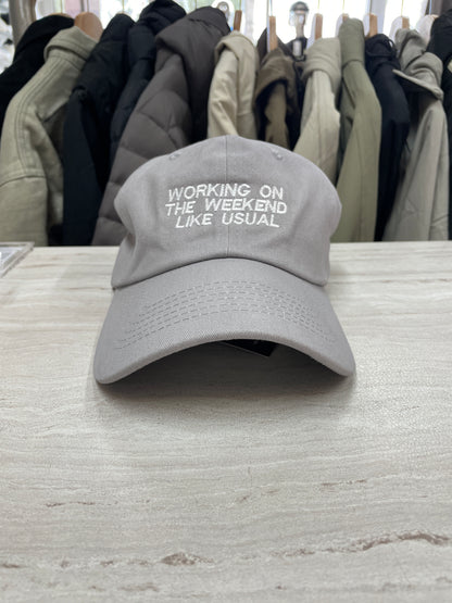 GORRA “WORKING ON THE WEEKEND LIKE USUAL”