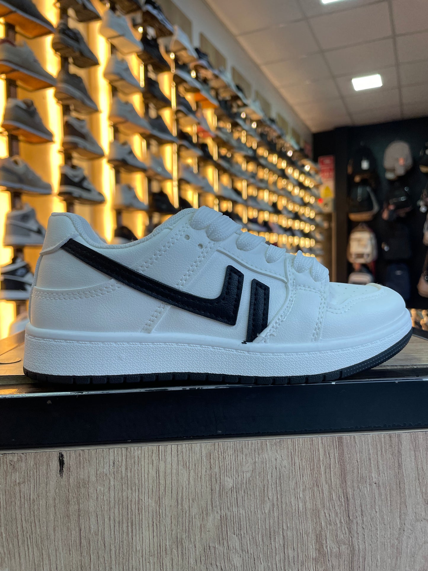 SNEAKER LV B/N NIÑOS