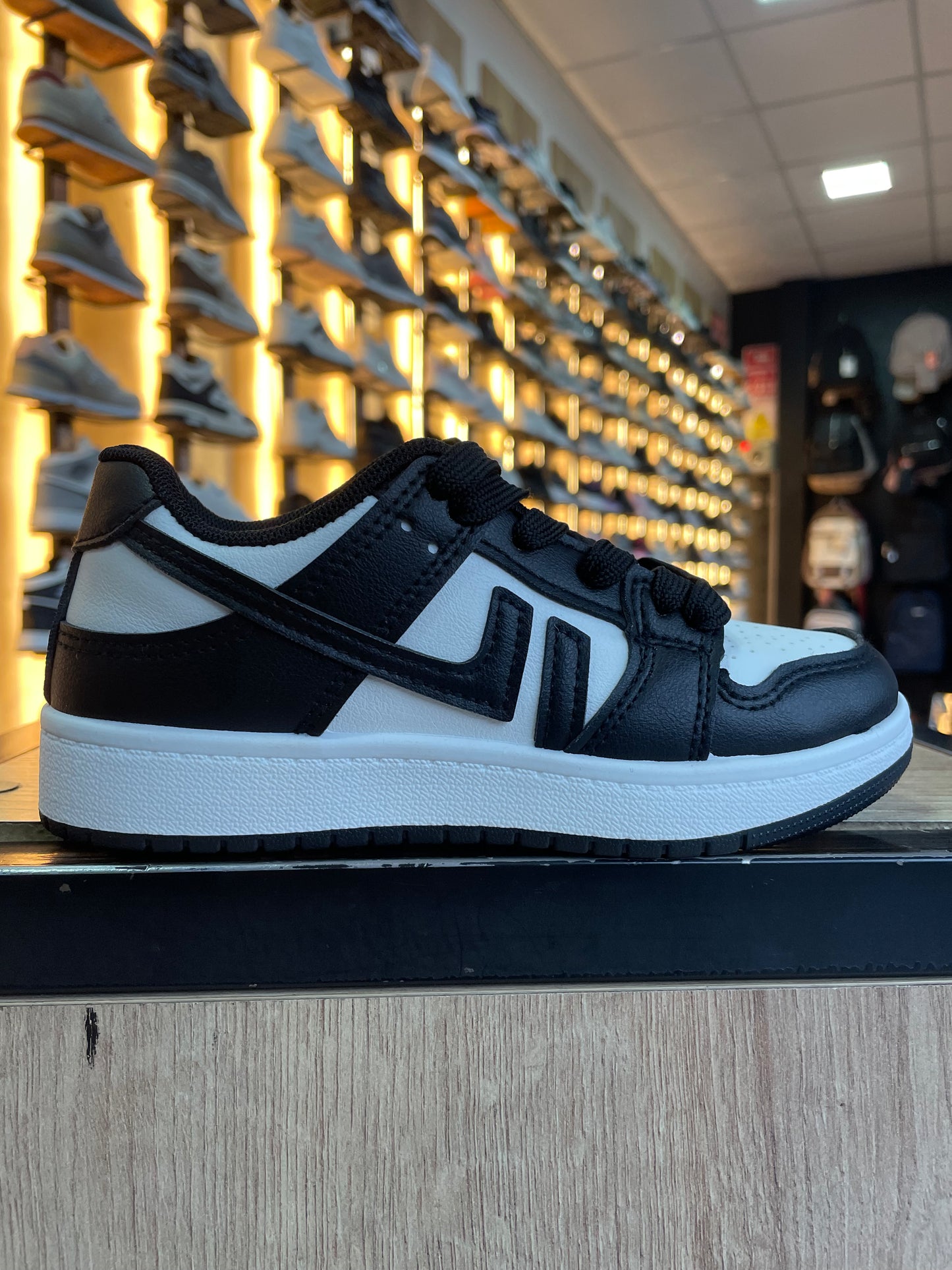 SNEAKER LV NEGRO NIÑOS