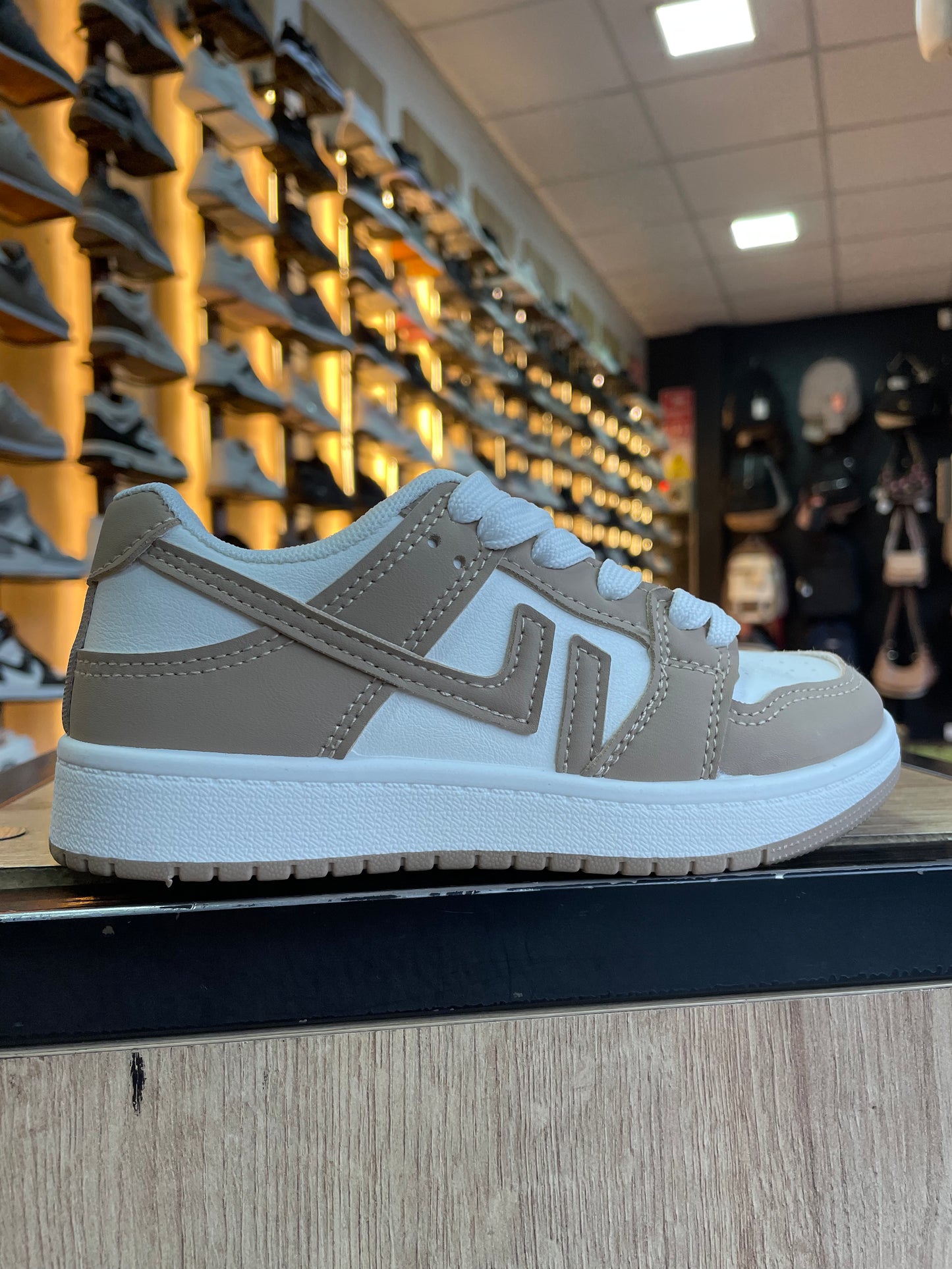 SNEAKER LV BEIGE NIÑOS