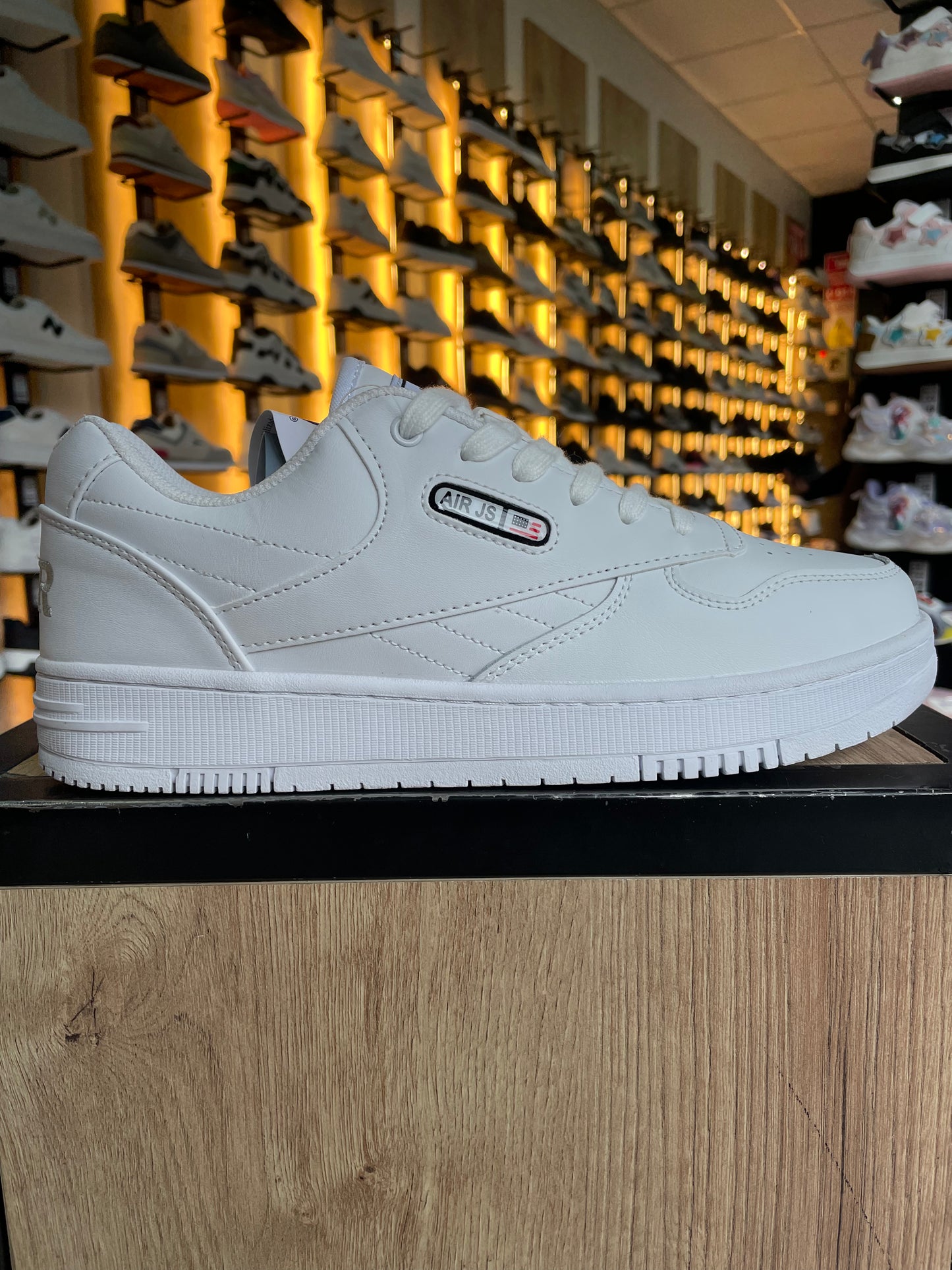 SNEAKER AIR JS BAJO BLANCO